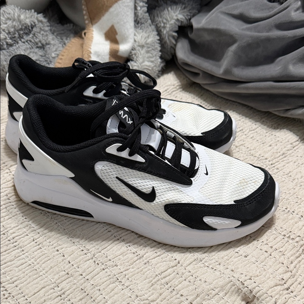 Nike Women's Black and White Low-Top Sneakers